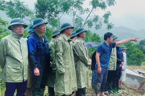 Tôn vinh, lan tỏa những tấm gương bình dị mà cao quý