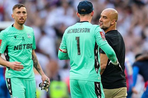 Guardiola xô xát với người hùng của Crystal Palace