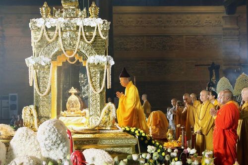 Tăng ni, phật tử và người dân đến chiêm bái xá lợi Đức Phật tại chùa Tam Chúc