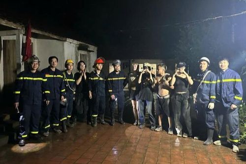 Hà Nội: Giải cứu thành công 5 người mắc kẹt trên núi Hàm Lợn trong mưa tối