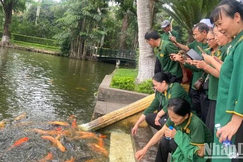 Hàng nghìn du khách thăm Khu di tích Chủ tịch Hồ Chí Minh