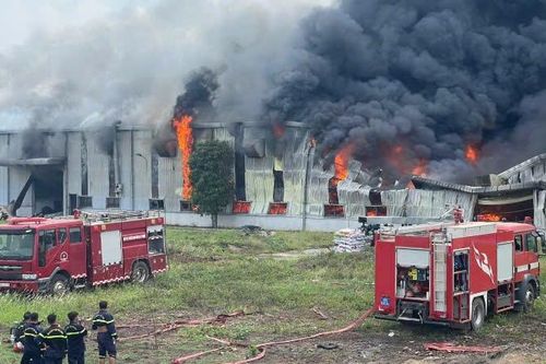 Cháy nhà máy sản xuất mũ bảo hiểm tại Khu công nghiệp Bá Thiện 2 ở Vĩnh Phúc