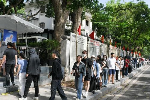 Nhiều bạn trẻ nhẫn nại xếp hàng dưới trời nắng nóng để nhận phụ san đặc biệt của Báo Nhân Dân