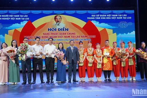 Hội diễn nghệ thuật chào mừng 135 năm Ngày sinh Chủ tịch Hồ Chí Minh tại Lào