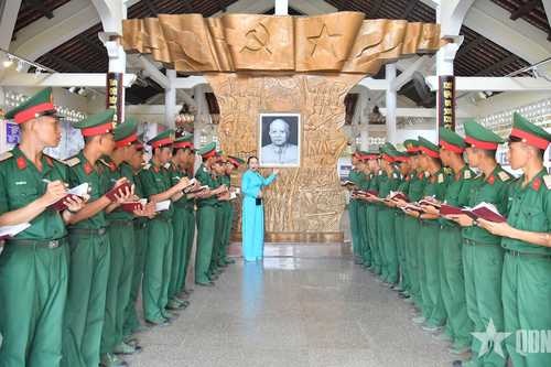 Trung đoàn 892 (Bộ CHQS tỉnh An Giang) báo công, dâng hương Chủ tịch Tôn Đức Thắng