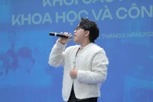 Sĩ tử 'say đắm' giọng ca 'Tình cờ yêu em' tại Ngày hội tuyển sinh khối các ngành Khoa học và Công nghệ