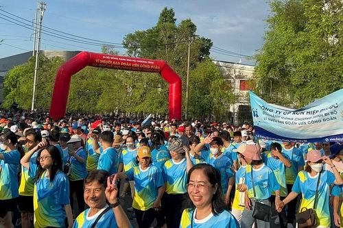 Công nhân TPHCM đi bộ góp hơn 1,3 tỷ đồng hỗ trợ đồng nghiệp