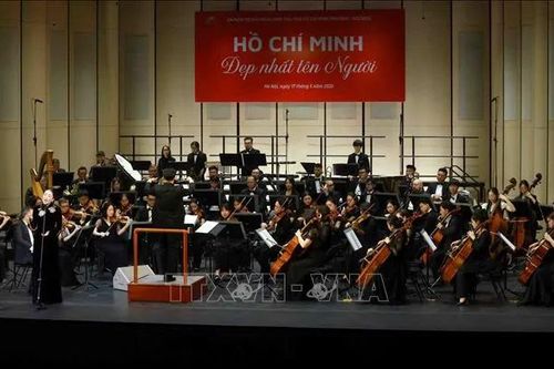 Sâu lắng chương trình nghệ thuật đặc biệt 'Hồ Chí Minh đẹp nhất tên Người'
