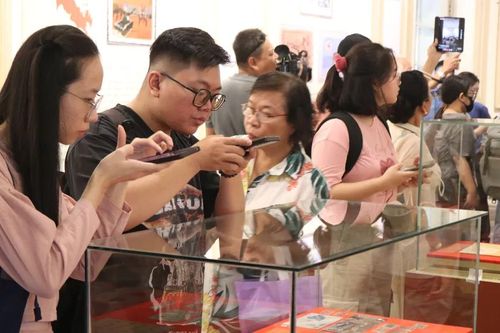 Trưng bày chuyên đề 'Hành trình theo chân Bác qua sưu tập tem và bưu ảnh'