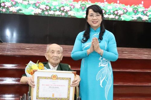99 đảng viên quận Phú Nhuận nhận Huy hiệu Đảng