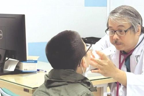 Người già, trẻ em dồn dập nhập viện vì nắng nóng