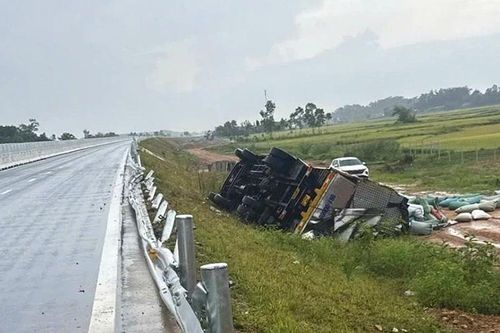Ô tô tải tông gãy hộ lan, lật nghiêng bên lề đường cao tốc