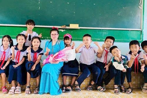 Cô giáo trẻ 'thắp lửa' nghệ thuật với học trò nơi miền cát trắng