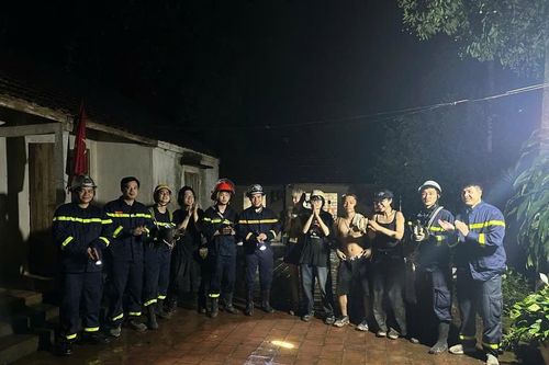 Hà Nội: Nhóm người đi lạc trên núi Hàm Lợn được giải cứu an toàn