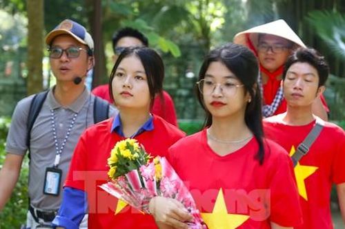 Hàng vạn du khách về thăm quê Bác dịp sinh nhật lần thứ 135 của Người