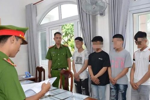 8 quái xế mang theo hung khí, rượt đuổi nhau giữa phố