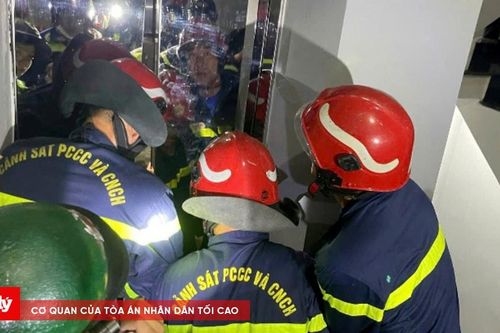 Cảnh sát cứu cô gái bị kẹt trong thang máy lúc rạng sáng