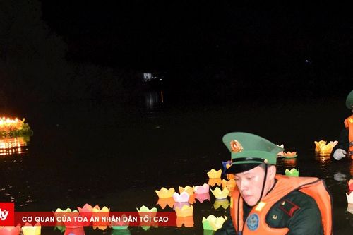 Hoa đăng lung linh trên dòng sông Long Khốt tưởng nhớ Anh hùng liệt sĩ