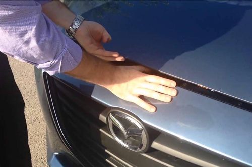 Mở hé nắp capo khi đi đường để tránh xe bị quá nhiệt, nên hay không?