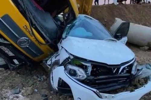 Xe tải chèn nát ô tô con trên đường kết nối cao tốc ở Hà Tĩnh