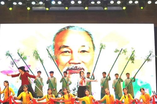 Những bông hoa nhỏ kể chuyện Bác Hồ
