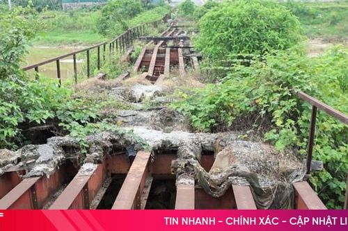 Nhếch nhác 2 cây cầu sắt trên tuyến kênh thoát lũ