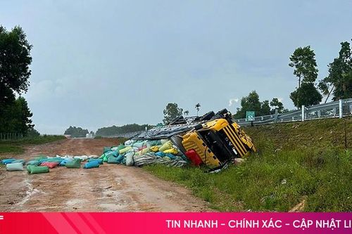 Xe tải tông gãy 50m hộ lan, lật nghiêng bên cao tốc ở Hà Tĩnh