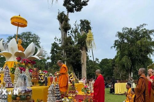 Lễ phật đản tại trung tâm Phật giáo cổ đại Indonesia
