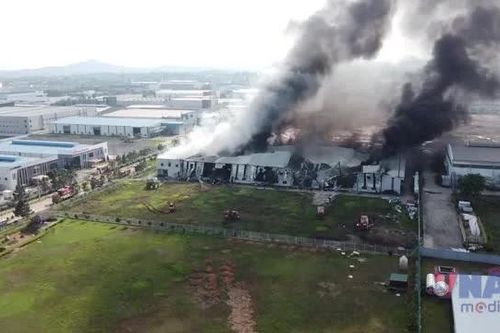 Vĩnh Phúc: Khói đen ngùn ngụt từ đám cháy tại khu công nghiệp Bá Thiện II