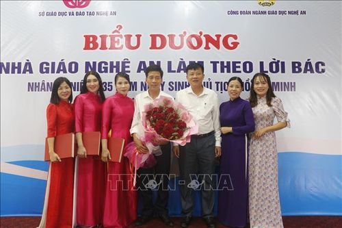 Nhà giáo làm theo lời Bác - những người thắp lửa tri thức