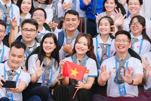 Thanh niên Việt Nam rèn tâm trong, luyện trí sáng, xây lực cường noi gương Bác Hồ