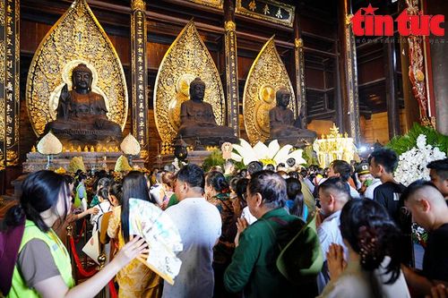 Phật tử khắp nơi đổ về chùa Tam Chúc chiêm bái Xá lợi Phật