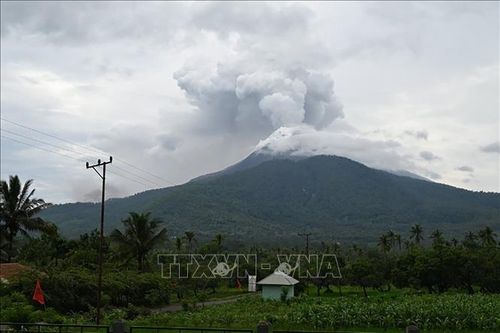 Indonesia ban hành cảnh báo hàng không mức cao nhất do núi lửa phun trào