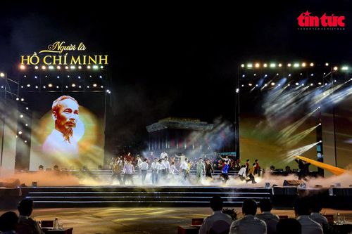 'Người là Hồ Chí Minh' – Bản hùng ca nghệ thuật khắc họa chân dung vĩ đại của Bác