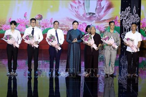 Những 'đóa sen' tỏa hương giữa đời thường