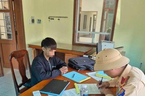 Xử lý người đàn ông giao xe mô tô cho nam thanh niên không đủ điều kiện điều khiển