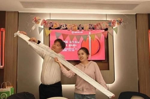 Cặp đôi tổ chức đám cưới ở nhà hàng lẩu, khoe hóa đơn dài 2 mét khiến ai cũng choáng