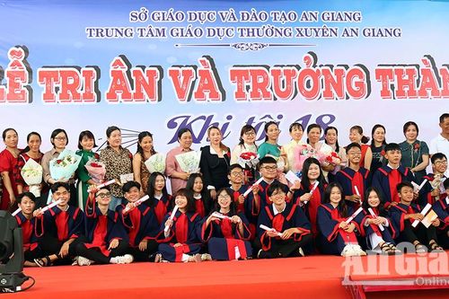 Vỡ òa cảm xúc trong lễ tri ân và trưởng thành