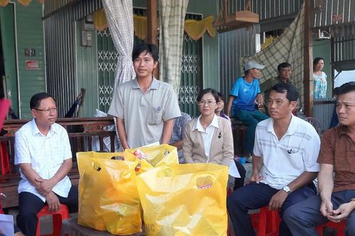 Lãnh đạo huyện Châu Phú thăm, hỗ trợ 3 hộ dân nhà bị hỏa hoạn tại xã Khánh Hòa