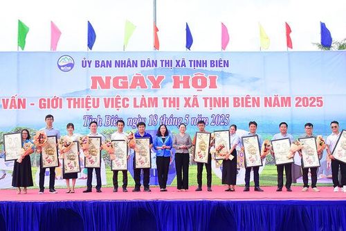 Hấp dẫn Ngày hội tư vấn - giới thiệu việc làm TX. Tịnh Biên năm 2025