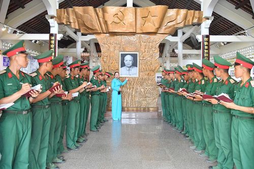 Chiến sĩ mới An Giang báo công Chủ tịch Tôn Đức Thắng