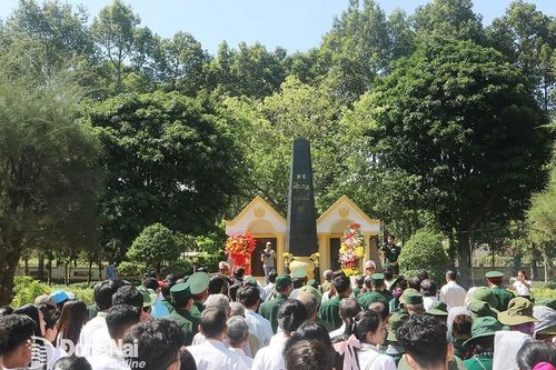 Hội Hữu nghị Việt Nam - Campuchia tỉnh Đồng Nai và Thành phố Hồ Chí Minh tham quan di tích Đoàn 125