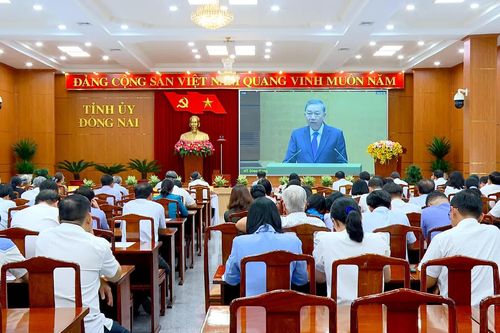 Thắp lên ngọn lửa đổi mới - khát vọng - hành động, vì Việt Nam giàu mạnh, phồn vinh, hùng cường