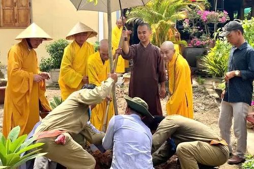 Trồng 150 cây xanh mừng Sinh nhật Chủ tịch Hồ Chí Minh