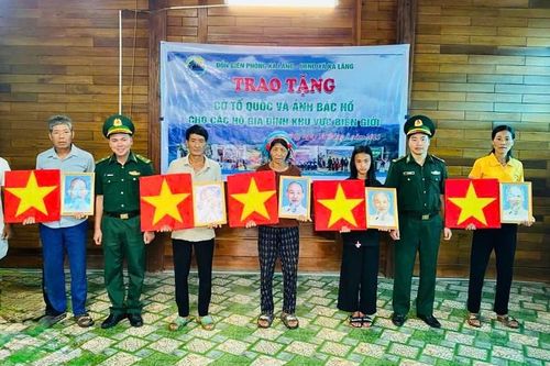 Trao tặng 202 bộ cờ Tổ quốc, ảnh Bác Hồ cho nhân dân khu vực biên giới