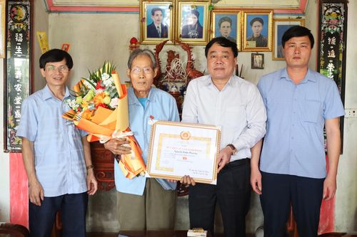 Huyện Đoan Hùng có 124 đảng viên được trao Huy hiệu Đảng đợt 19/5