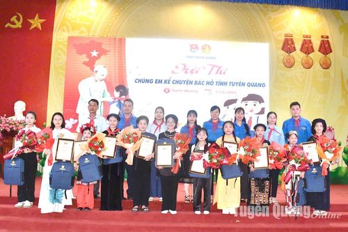 Hai thí sinh đến từ thành phố Tuyên Quang và huyện Na Hang đoạt giải Nhất Hội thi chúng em kể chuyện Bác Hồ cấp tỉnh