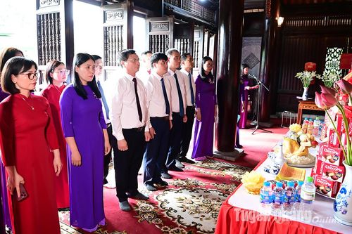 Đoàn đại biểu HĐND tỉnh dâng hương tại Đền thờ Chủ tịch Hồ Chí Minh