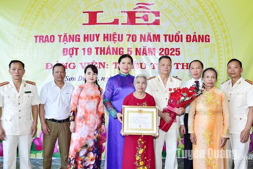Đồng chí Bí thư Tỉnh ủy Hà Thị Nga trao Huy hiệu 70 năm tuổi Đảng tại thị trấn Sơn Dương