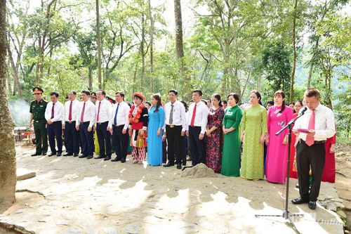 Đoàn đại biểu điển hình học tập và làm theo Bác Hồ báo công, dâng hương tại Đền thờ Chủ tịch Hồ Chí Minh và Khu di tích Quốc gia đặc biệt Tân Trào